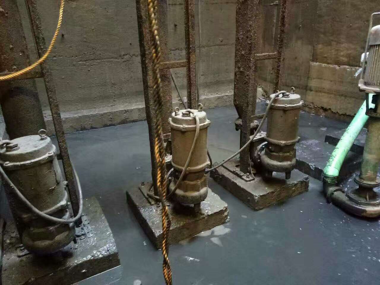 三道镇污水池清理