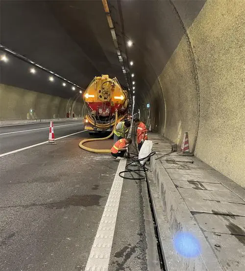 三道镇隧道排水渠清淤